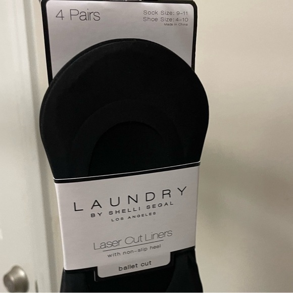 Laundry by Shelli Segal laser cut liners - Picture 3 of 5